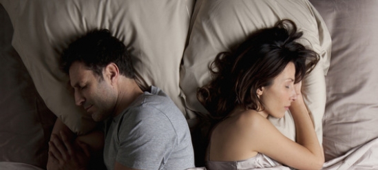 睡眠情况影响婚姻质量！“背对背”是最佳睡姿