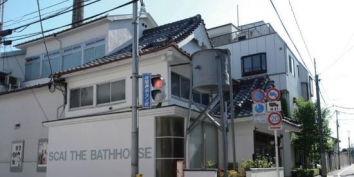 现在东京流行在澡堂看展览喝咖啡？