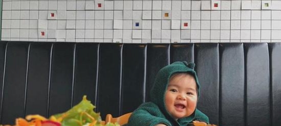 日本妈妈晒1岁儿子的“蠢照”走红网络